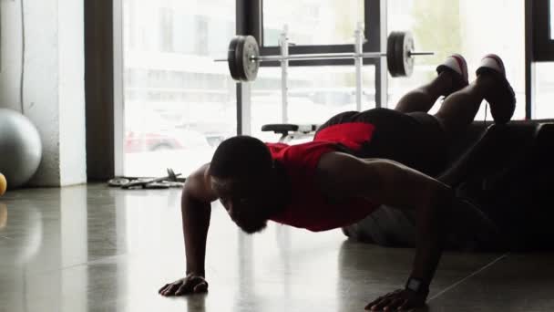 非洲裔美国运动员在健身房慢动作做俯卧撑 — 图库视频影像