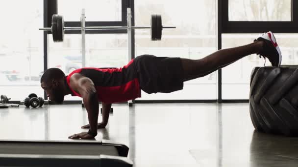 Afrikanischer Sportler Macht Liegestütze Fitnessstudio Zeitlupe — Stockvideo