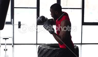 ağır çekimde spor salonunda eğitim genç Afro-Amerikalı boksör