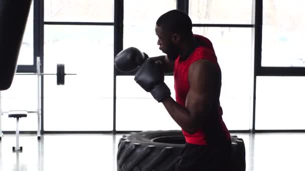 若いアフリカ系アメリカ人ボクサーのスローモーションでジムでトレーニング — ストック動画