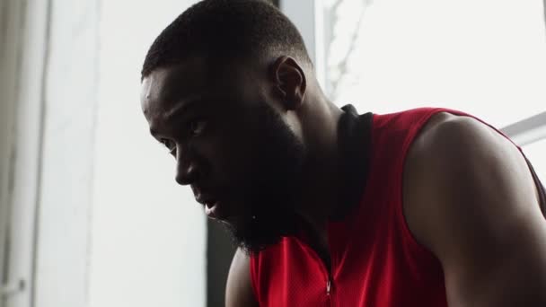Müder Afrikanisch Amerikanischer Sportler Ruht Sich Nach Dem Training Fitnessstudio — Stockvideo