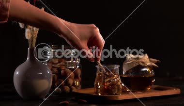 tahta sopa viskoz bal koyarak kadın görünümünü kırpılmış 