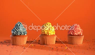 yavaş şekerli sprinkles çok renkli kek turuncu zemin üzerine düşme 