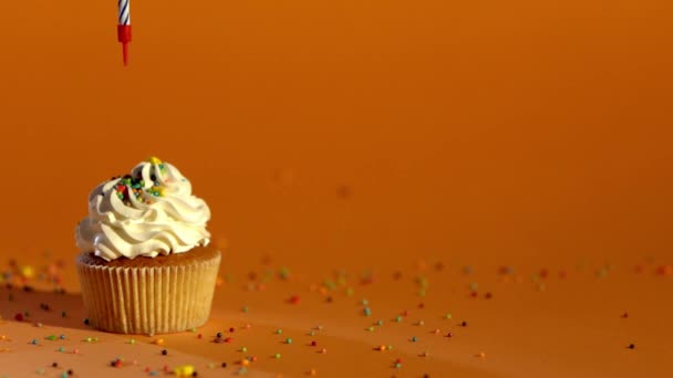 Női Kéz Elhelyezés Gyertya Cupcake Fehér Krém Háttér Lassú Mozgás — Stock videók