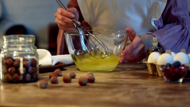 Slow Motion Kvindelige Kok Piskende Med Ballonpiskeris Glasskål – Stock-video