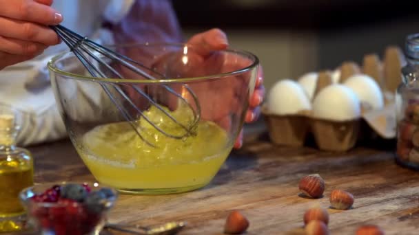 Câmera Lenta Cozinheiro Fêmea Chicoteando Ovos Com Batedor Balão Tigela — Vídeo de Stock