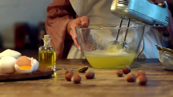 Cozinheiro Fêmea Chicoteando Ovos Tigela Vidro Com Misturador Mesa Madeira — Vídeo de Stock