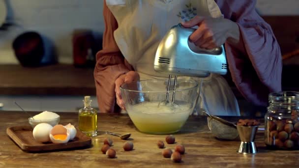 Cozinheiro Fêmea Chicoteando Ovos Tigela Vidro Com Misturador Mesa Madeira — Vídeo de Stock