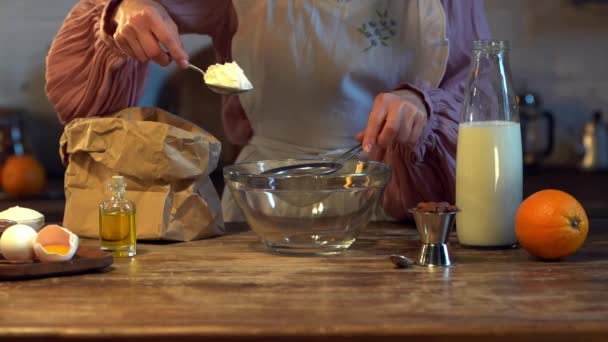 Ağır Çekim Kadın Aşçı Malzemelerle Ahşap Masada Cam Kapta Eleme — Stok video