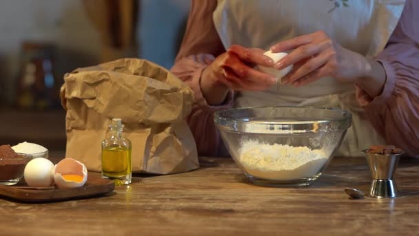 Câmera Lenta Cozinheiro Fêmea Esmagando Ovo Tigela Vidro Com Farinha — Vídeo de Stock