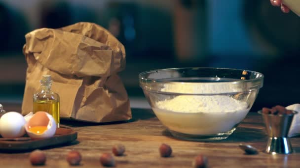 밀가루와 그릇에 병에서 요리사 우유의 슬로우 — 비디오