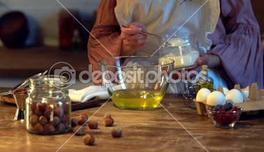 ağır çekim Kadın aşçı şeker kavanozdan yumurta bir kapta tatlı pişerken ekleme