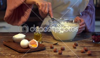 ağır çekim Kadın Cook tatlı yumurta kırbaçlanan
