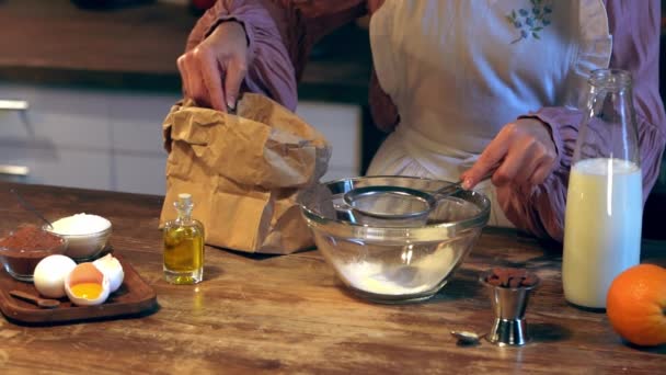 Câmera Lenta Cozinheiro Feminino Peneirando Farinha Saco Papel Tigela Vidro — Vídeo de Stock