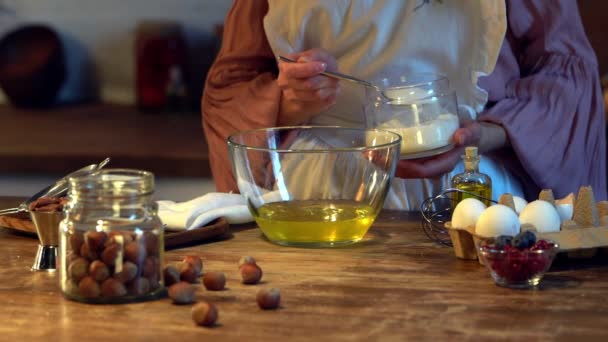 Slow Motion Della Cuoca Aggiungendo Zucchero Dal Barattolo Alle Uova — Video Stock