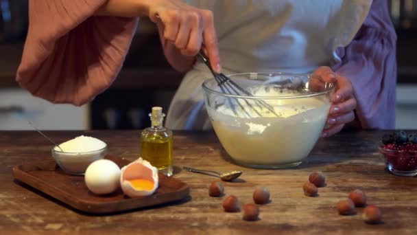 Câmera Lenta Cozinheira Fêmea Chicoteando Ovos Para Sobremesa — Vídeo de Stock