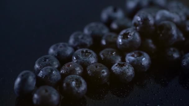 Pousse Studio Pulvérisation Eau Sur Les Bleuets Sur Une Surface — Video