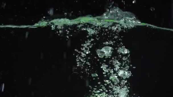 Estúdio Atirar Pimentão Verde Colorido Mergulhando Água Clara Fundo Preto — Vídeo de Stock