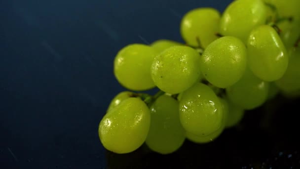 Studio Shoot Water Sproeien Groene Druiven Zwarte Oppervlakte — Stockvideo