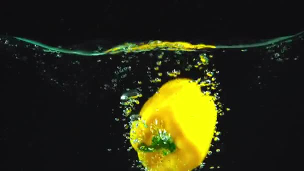 Estúdio Atirar Pimentão Amarelo Colorido Mergulhando Água Clara Fundo Preto — Vídeo de Stock