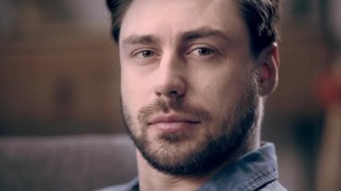 Kameraya bakarken yanıp sönen sakallı baktılar yakışıklı adam