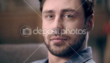 Yanıp sönen ve koyu arka plan üzerinde gülümseyerek kameraya, dönüm yakışıklı adam