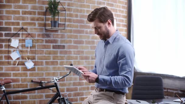 Empresário Concentrado Camisa Azul Sentado Mesa Usando Tablet Digital Com — Vídeo de Stock