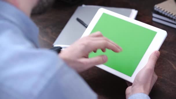 Vista Cortada Empresário Camisa Azul Usando Tablet Digital Com Tela — Vídeo de Stock