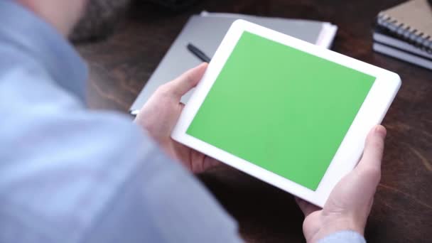 Weergave Van Zakenman Bijgesneden Blauw Shirt Holding Digitale Tablet Met — Stockvideo