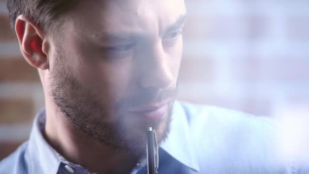Надійний Бізнесмен Думає Торкаючись Бороду Ручкою Починає Писати Розмитому Фоні — стокове відео