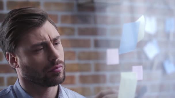Homme Affaires Concentré Avec Crayon Clignotant Écrivant Sur Des Notes — Video