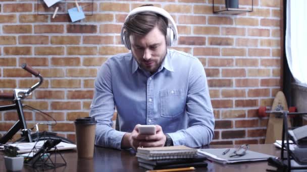 Homem Negócios Concentrado Usando Smartphone Balançando Cabeça Enquanto Ouve Música — Vídeo de Stock