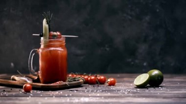 sebzeli şiş üzerinde kırmızı kokteyl cam tuz düşen dekore edilmiş