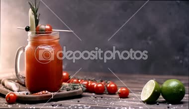bloody mary kokteyl ve malzemeler ahşap masa yakınındaki üfleme Buhar 