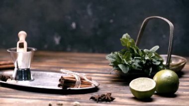 mojito kokteyl gümüş cam ahşap masa tepsiye koyarak adam görünümünü kırpılmış