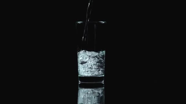 Studio Shoot Van Helder Water Gieten Transparant Glas Geïsoleerd Zwart — Stockvideo