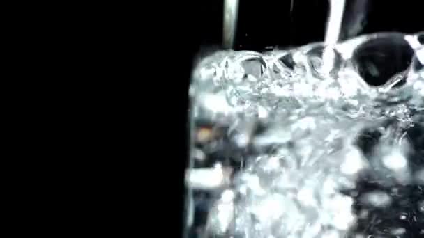 Close Van Helder Water Gieten Transparant Glas Geïsoleerd Zwart — Stockvideo