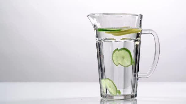 Studio Shoot Klart Vatten Glasbehållaren Med Grön Lime Och Gula — Stockvideo