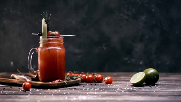 Zout Vallen Rood Weergegeven Glazen Pot Cocktail Versierd Met Groenten — Stockvideo
