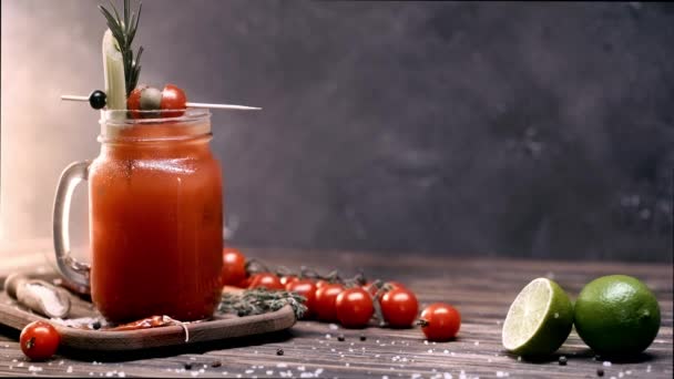 Stoom Blaast Buurt Van Bloody Mary Cocktail Ingrediënten Aan Houten — Stockvideo
