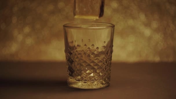 Zeitlupe Großer Eiswürfel Fällt Texturiertes Glas — Stockvideo
