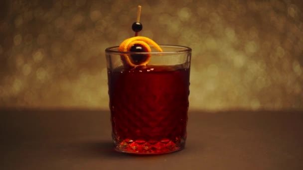 用浆果和橘皮串成玻璃 大冰块和红色鸡尾酒 — 图库视频影像