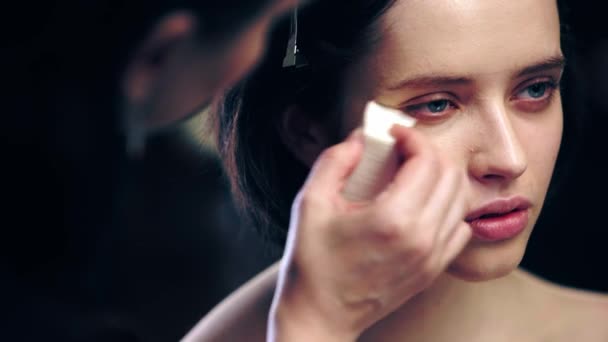 Maskenbildnerin Trägt Gesichtsfundament Mit Kosmetikschwamm Auf Modelgesicht Auf — Stockvideo