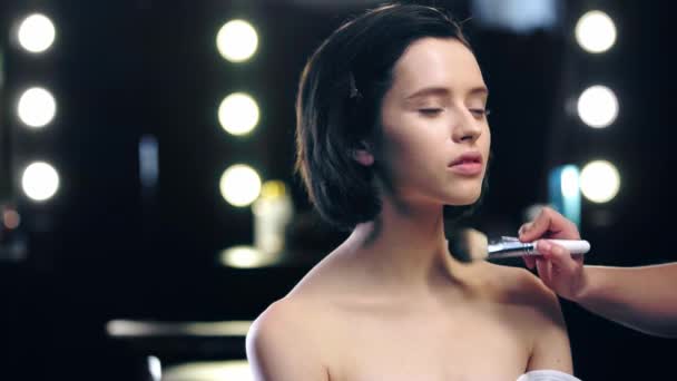 Częściowy Widok Makijaż Artysty Powdering Szyi Model Pędzlem Kosmetycznym — Wideo stockowe