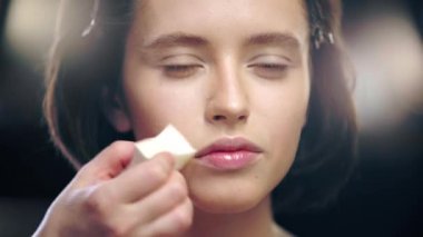 kozmetik sünger ile model yüzünde makyaj sanatçısı gölgeleme kontur kırpılmış görünümü
