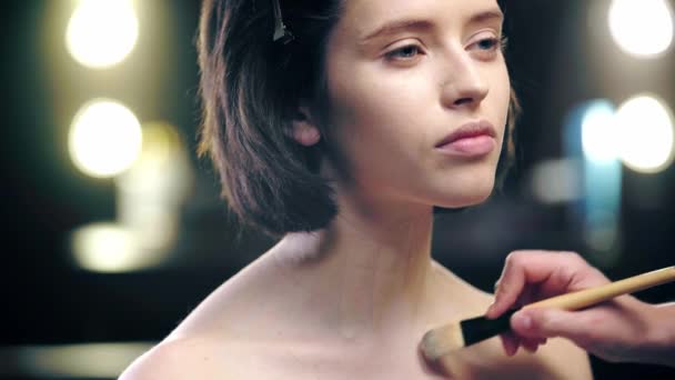 Kozmetik Fırça Ile Model Köprücük Kemikleri Temel Uygulayan Makyaj Sanatçısı — Stok video