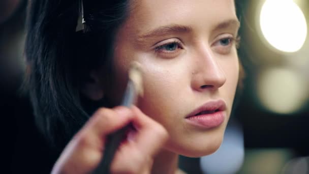 Beskuren Bild Makeup Artist Tillämpa Skimrande Highlighter Modell Ansikte Med — Stockvideo