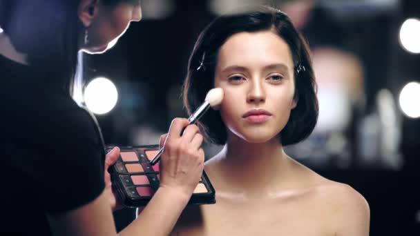 Maquillaje Artista Celebración Paleta Cosméticos Aplicación Iluminador Cara Modelo — Vídeos de Stock