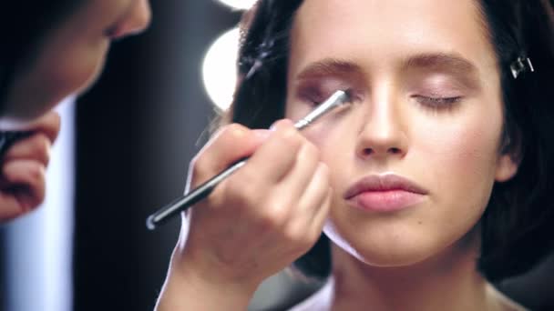 Makyaj Sanatçısı Kozmetik Fırça Ile Model Göz Kapağı Üzerinde Sıvı — Stok video