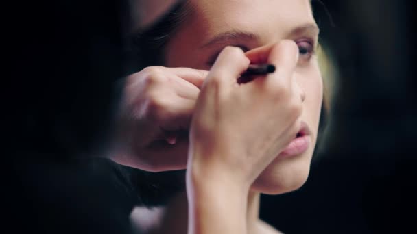 Beskuren Make Artist Tillämpa Svart Eyeliner Modell Undre Ögonlocket — Stockvideo